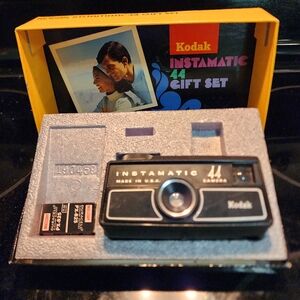 Vintage Kodak Instamatic 44 Camera in Original Box  (B)